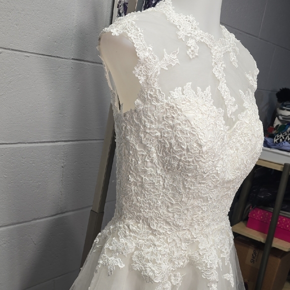 Elegant White Lace Wedding Dress - Picture 10 of 16